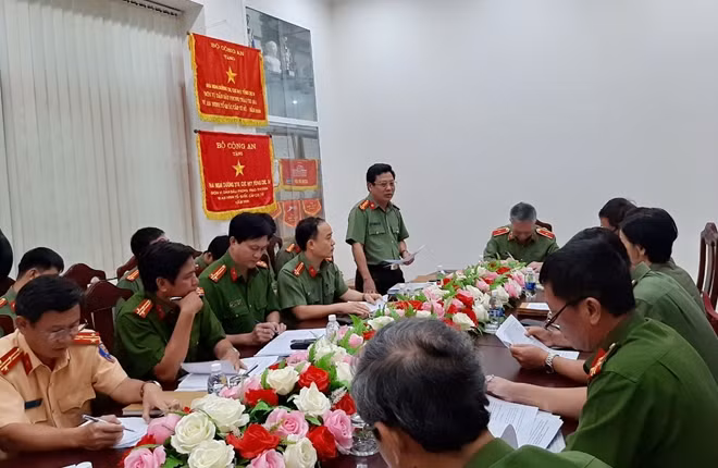 Đại tá Nguyễn Văn Ngàn - Phó Giám đốc Công an tỉnh Khánh Hòa báo cáo tình hình phòng, chống nCoV với đoàn kiểm tra của Cục Y tế - Bộ Công an . Ảnh : Hữu Toàn