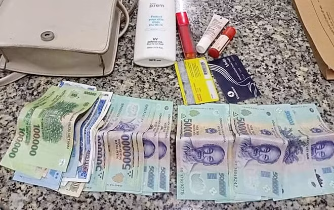 Ngoài một số giấy tờ, tang vật vụ cướp giật còn có gần 12 triệu đồng. Ảnh : Bá Khánh