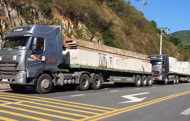 Ba xe ô tô vận chuyển những khối bê tông vượt quá tải trọng cho phép. Ảnh : Mạnh Hùng