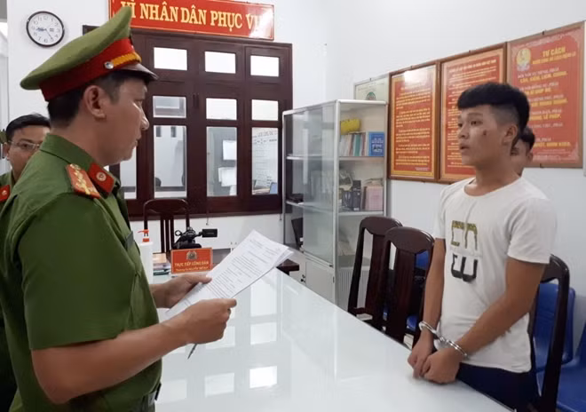 Công bố lệnh giữ người trong trường hợp khẩn cấp đối với Trần Nhật Vũ. Ảnh : Hữu Toàn