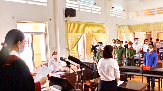 Chủ tọa phiên tòa công bố bản án sơ thẩm của TAND huyện Vân Canh tuyên phát bị cáo Nguyễn Văn Thiện 18 tháng tù. Ảnh: CTV