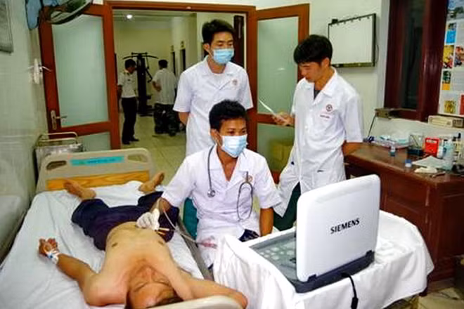 Quân y Bệnh xá đảo Trường sa khám, siêu âm bệnh nhân Hồ Tấn Còn Ảnh : Bệnh xá đảo Trường Sa