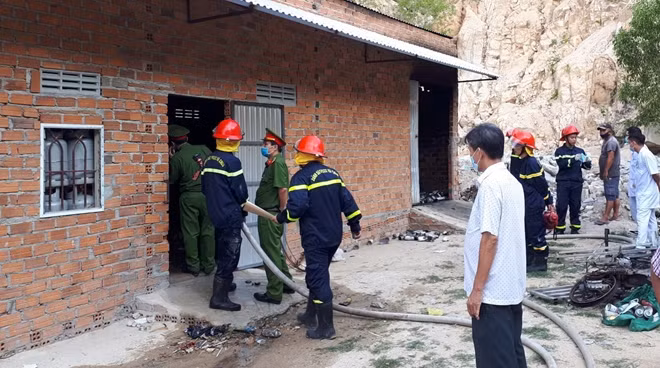 Căn nhà xảy ra vụ nổ và nhiều bình gas lớn còn sót lại bên trong căn nhà. Ành : Hữu Toàn