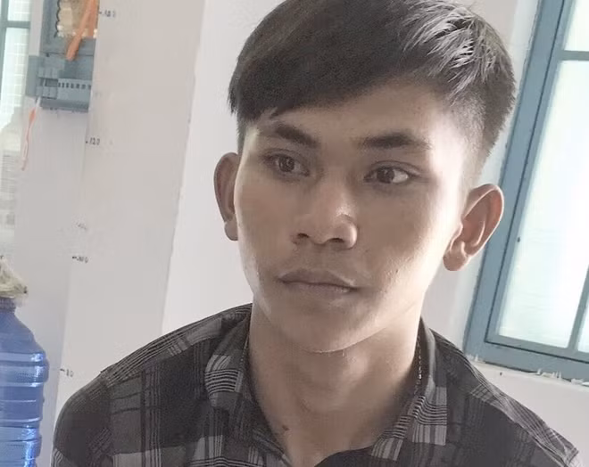 Thủ phạm Trần Văn Tân sau khi bị Cơ quan CSĐT Công an huyện Ninh Hải khởi tố bị can, bắt tạm giam về hai tội danh hiếp dâm và cướp tài sản. Ảnh : Hữu Toàn