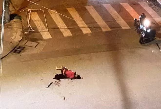 Hình ảnh cuộc hỗn chiến và nạn nhân gục ngã được trích xuất từ camera an ninh của người dân ở gần hiện trường. Ảnh : CACC