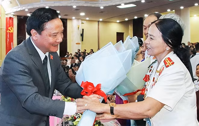 Bí thư Tỉnh ủy Khánh Hòa tặng hoa cho Thượng tá Công an Lê Thị Minh Hãnh - nữ Anh hùng lực lượng vũ trang