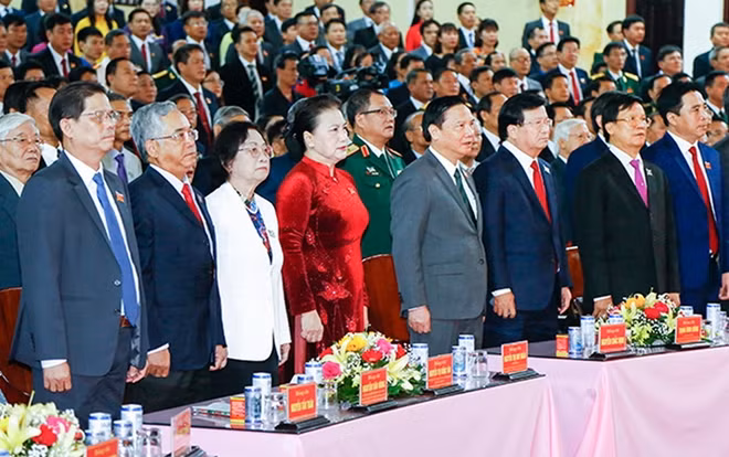 Đại biểu chào cờ tại phiên khai mạc chính thức Đại hội