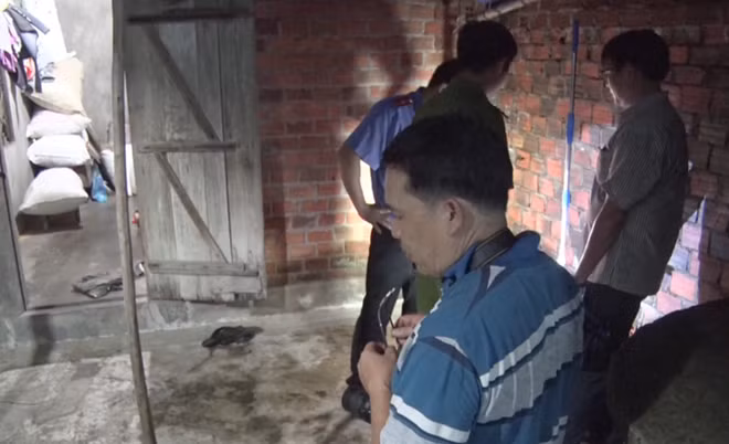 Công an khám nghiệm hiện trường vụ án