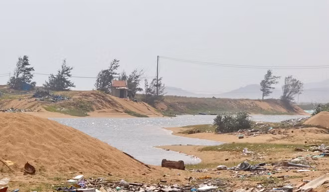 Một số đoạn trên lạch sông Ngọn bị bồi lấp do tác động thiên tai. Ảnh : Phạm Cường