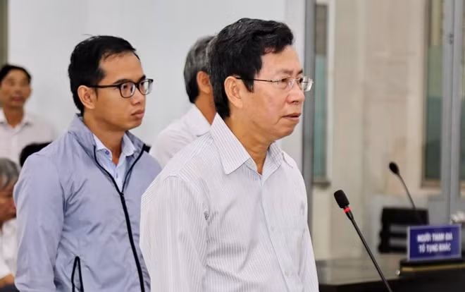 Ông Lê Huy Toàn hầu tòa hình sự với tư cách bị cáo khi chưa tạm đình chỉ chức vụ Phó Chủ tịch UBND TP Nha Trang
