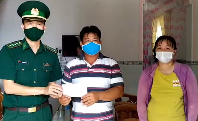 Sau khi xảy ra vụ tai nạn, Đồn biên phòng Xuân Đài thuộc Bộ Chủ huy Bộ đôi biên phòng tỉnh Phú Yên đã trao quà, động viên chia sẻ khó khăn với chủ nhân tàu cá PY-40087 TS. Ảnh : Xuân Điền (BĐBP Phú Yên)