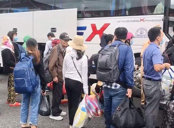 Hành khách rời tàu để chuyển tải bằng xe ô tô từ ga Nha Trang đến ga Cây Cầy và ngược lại.