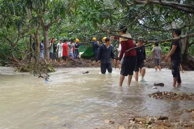 Công an, dân quân xã Vĩnh Lương cùng Đồn biên phòng Vĩnh Lương tìm kiếm thi thể nạn nhân