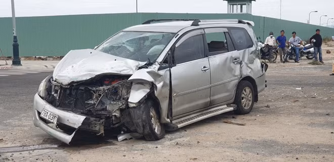 Phần đầu và đuôi bên trái xe ô tô Toyota Inova 78A-036.16 móp méo, biến dạng. Ảnh : Hữu Toàn