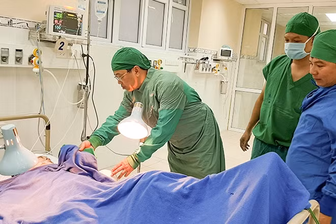 Ông Nguyễn Sỹ Khánh - Phó Chủ tịch UBND TP Nha Trang đến Bệnh viện Đa khoa tỉnh Khánh Hòa thăm nạn nhân. Ảnh : N.T