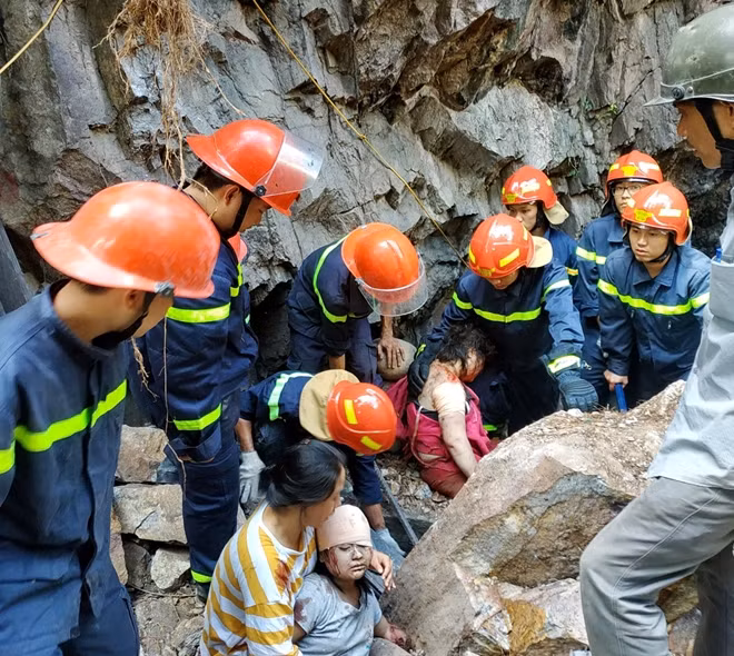 Cảnh sát PCCC Công an tỉnh Khánh Hòa nỗ lực giải cứu nạn nhân ra khỏi hiện trường. Ảnh: Cảnh sát PCCC Khánh Hòa