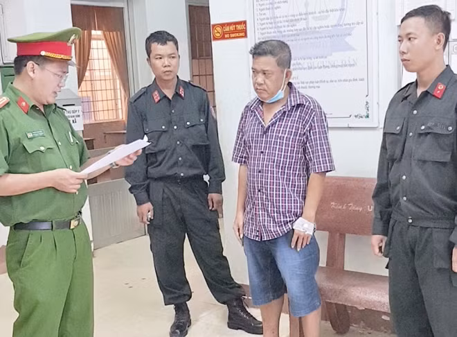 Công bố lệnh bắt tạm giam bị can Hà Lưu Đạt. Ảnh : Hữu Toàn