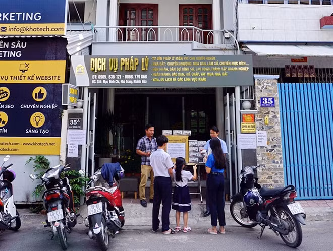Công ty TNHH dịch vụ pháp lý Saphira Nha Trang trao tặng khẩu trang Y tế cho người dân. Ảnh: Thảo Ly
