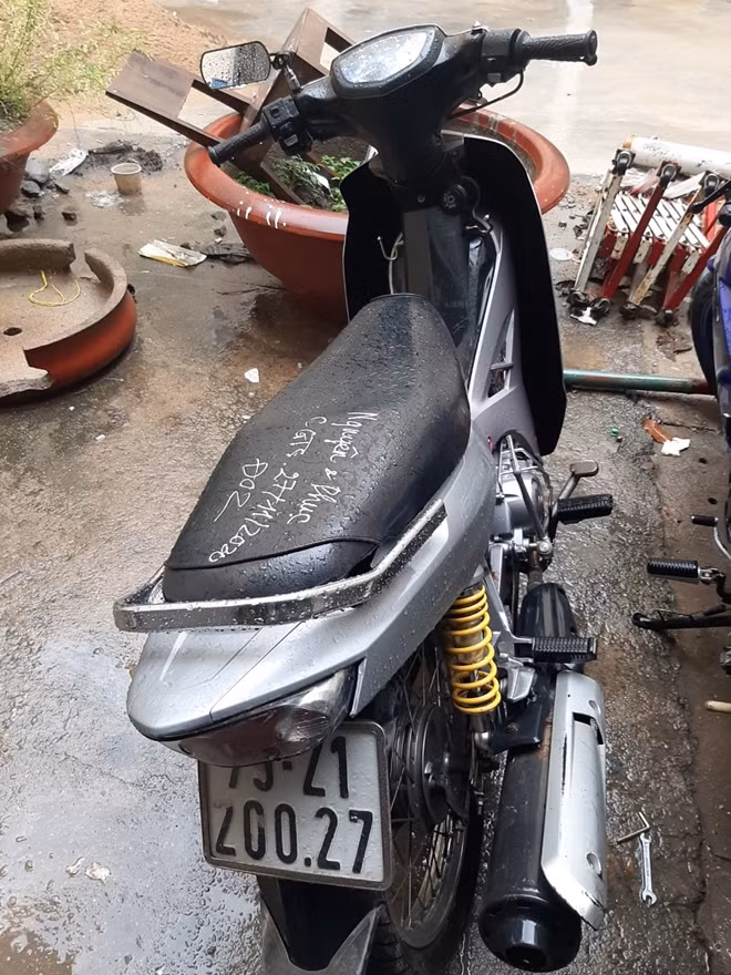 Chiếc xe máy Nguyễn Hoàng Phục và Nguyễn Khánh Nguyên sử dụng để đi cướp giật. Ảnh : Hữu Toàn