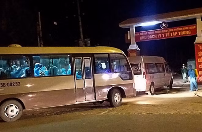 Xe ô tô đưa 358 người Việt trở về từ Nhật Bản vào khu cách ly ở Ninh Thuận. Ảnh : CTV