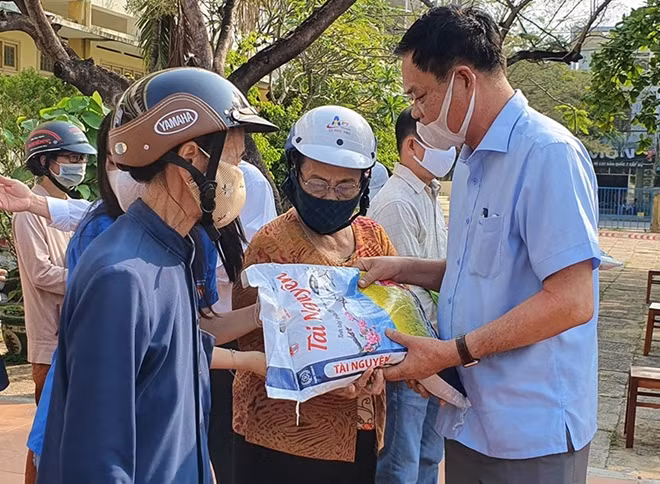 Ông Huỳnh Tấn Việt - Bí thư Tỉnh ủy Phú Yên trao tặng gạo cho hộ gia đình nghèo, đối tượng chính sách