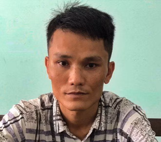 Đối tượng Nguyễn Viết Hiếu sau khi bị bắt khẩn cấp. Ảnh : CACC