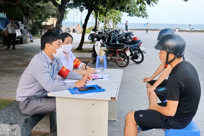 Cán bộ TP Tuy Hòa nhắc nhở người dân thiếu sót không mang khẩu trang khi đi ra đường