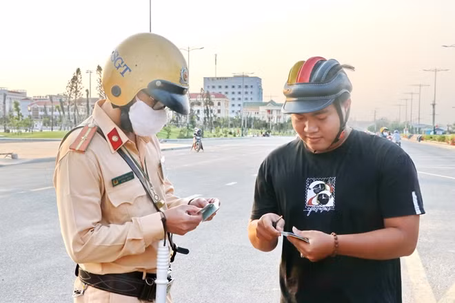 Cảnh sát giao thông Công an TP Tuy Hòa nhắc nhở một người dân thiếu sót không mang khẩu trang khi ra đường