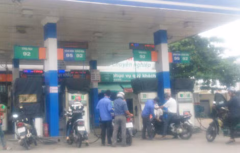 Xăng dầu giảm giá nhưng doanh nghiệp vận tải không chịu giảm giá cước .