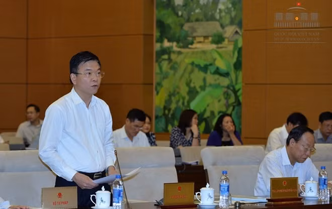 Bộ trưởng Bộ Tư pháp Lê Thành Long trình bày tờ trình dự án luật