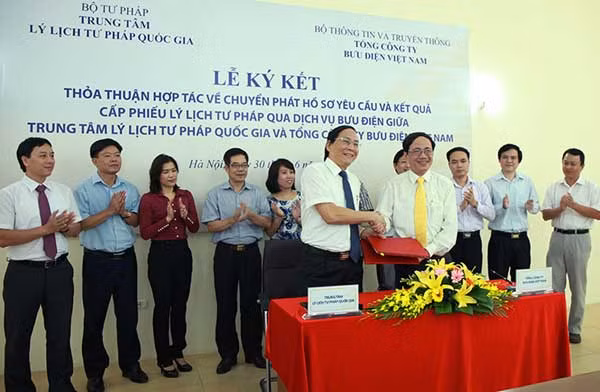 Đại diện Trung tâm lý lịch Tư pháp quốc gia và Tổng công ty Bưu điện Việt Nam ký thỏa thuận hợp tác.