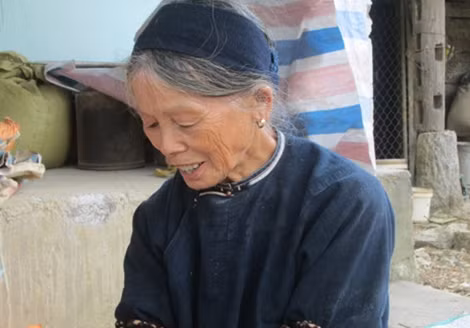 Bà Nông Thị Sô hàng ngày vẫn mặc trang phục truyền thống.