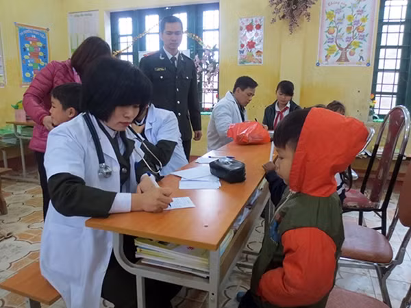Trung úy, bác sĩ Hà Thị Bích Ngọc khám, chữa bệnh miễn phí cho các em học sinh Trường Tiểu học Tòng Sành.