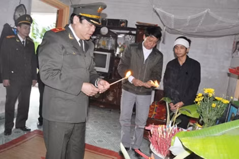 Thiếu tướng Lưu Quang Hợi đến thăm và động viên gia đình anh Hải.
