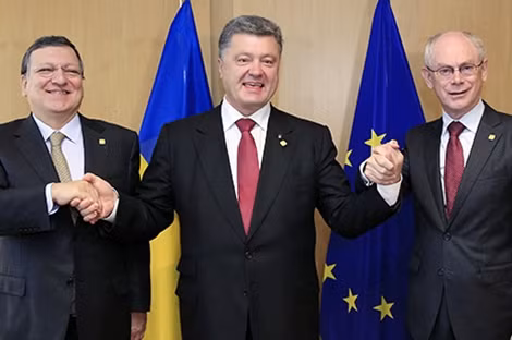 Tổng thống Ukraine Poroshenko cùng các lãnh đạo EU. Quyết định gia hạn lệnh trừng phạt Nga của EU được cho là sẽ càng làm cho Ukraine thêm hiếu chiến với Nga.