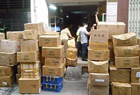 Hàng trăm thùng mỹ phẩm Trung Quốc được Công ty Huyền Trang nhập về rồi dán nhãn Pháp, Nhật, Hàn Quốc tung ra thị trường.