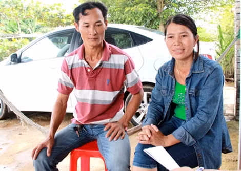Vợ chồng chị Nguyễn Thị Thịnh và anh Trần Thanh Hùng bức xúc trình bày với PV về sự tắc trách của cán bộ xã.