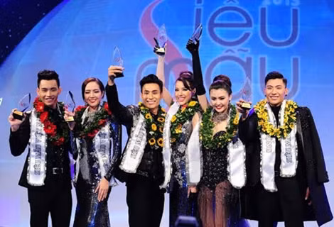 Các thí sinh nhận giải thưởng chính của cuộc thi năm 2015.