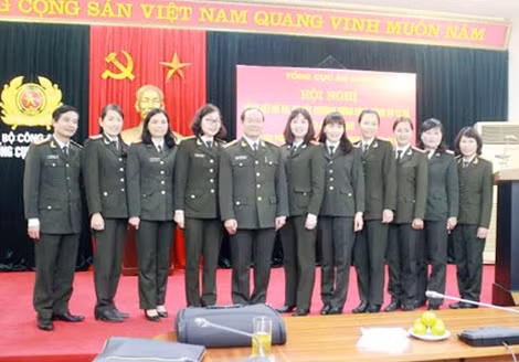 Thiếu tướng Bùi Mậu Quân, Phó tổng cục trưởng Tổng cục An ninh chụp ảnh với các đại biểu về dự Hội nghị.