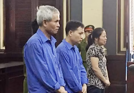 Các bị cáo đang nghe tuyên án.