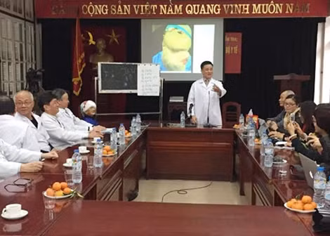 PGS.TS Trịnh Đình Hải và các bác sĩ Viện RHM tại cuộc họp báo.