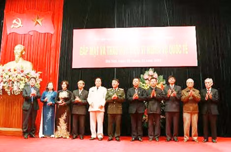 Thừa ủy quyền của Thủ tướng Chính phủ, Thứ trưởng Trần Việt Tân gắn và trao Huy hiệu Vì nghĩa vụ quốc tế cho các đồng chí cựu chuyên gia Bộ Công an tại Campuchia.