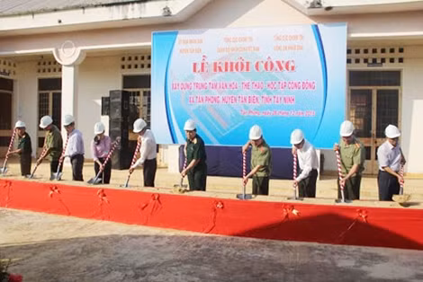 Khởi công xây dựng Trung tâm Văn hoá-Thể thao-Học tập cộng đồng xã Tân Phong.