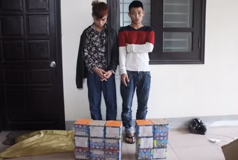 Hai đối tượng cùng tang vật.