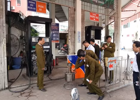Kiểm tra và thu giữ chíp điện tử tại cửa hàng xăng dầu Trần Khát Chân.