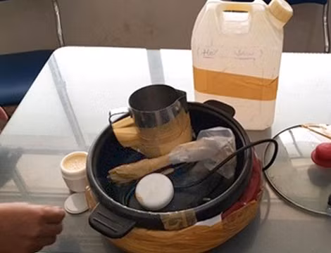 Nồi lẩu điện dùng để pha chế mỹ phẩm của Công ty Phú Thịnh.
