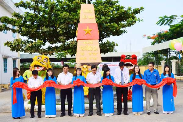 Các đại biểu cắt băng khánh thành mô hình cột mốc chủ quyền Trường sa tại trường THCS Dương Kỳ Hiệp, TP Sóc Trăng.