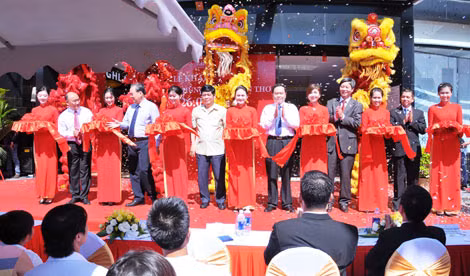 Lãnh đạo địa phương cắt băng khánh thành, chính thức khai trương TTTM Vincom Hùng Vương – Cần Thơ.