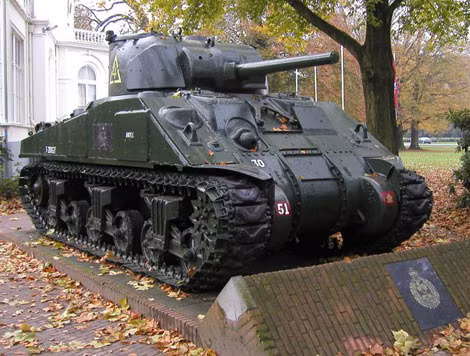 Xe tăng hạng trung M4 Sherman, loại xe tăng được sử dụng nhiều nhất bởi quân Đồng Minh trong thế chiến II. Chỉ tính riêng quân đội Mỹ, gần 19.247 chiếc Sherman đã được chuyển giao cho lục quân và khoảng 1.114 chiếc khác được chuyển cho lực lượng lính thủy đánh bộ Mỹ. Ngoài ra Mỹ cũng chuyển giao cho Anh và Liên Xô xe tăng này. Sherman còn có mặt quân đội Israel trong cuộc chiến sáu ngày năm 1967. Chiếc M4 trong ảnh đã phục vụ trong quân đội Hoàng gia Anh tại chiến dịch Market Garden vào tháng 9 năm 1944 và chiến dịch Arnhem tại Hà Lan.