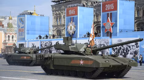 Xe tăng thế hệ thứ 5 của Nga, T-14 Armata ra mắt trước công chúng lần đầu trong buỗi diễn tập cho lẽ duyệt binh kỷ niệm ngày Chiến thắng tại Mosscow. Nga đã bỏ ra 5 năm để phát triển ra loại xe tăng này, nó có thiết kế mang tính cách mạng khi sử dụng một tháp pháo hoàn toà tự động, khẩu pháo chính 125mm có thể bắn với tốc độ 10 -12 phát/phút.